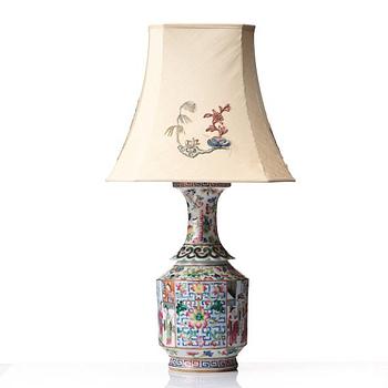 VAS/LAMPA, porslin. Qingdynastin, Kanton, 1800-tal.