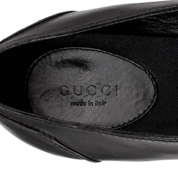 GUCCI, a pair of black lady loafers. Size 37,5.
