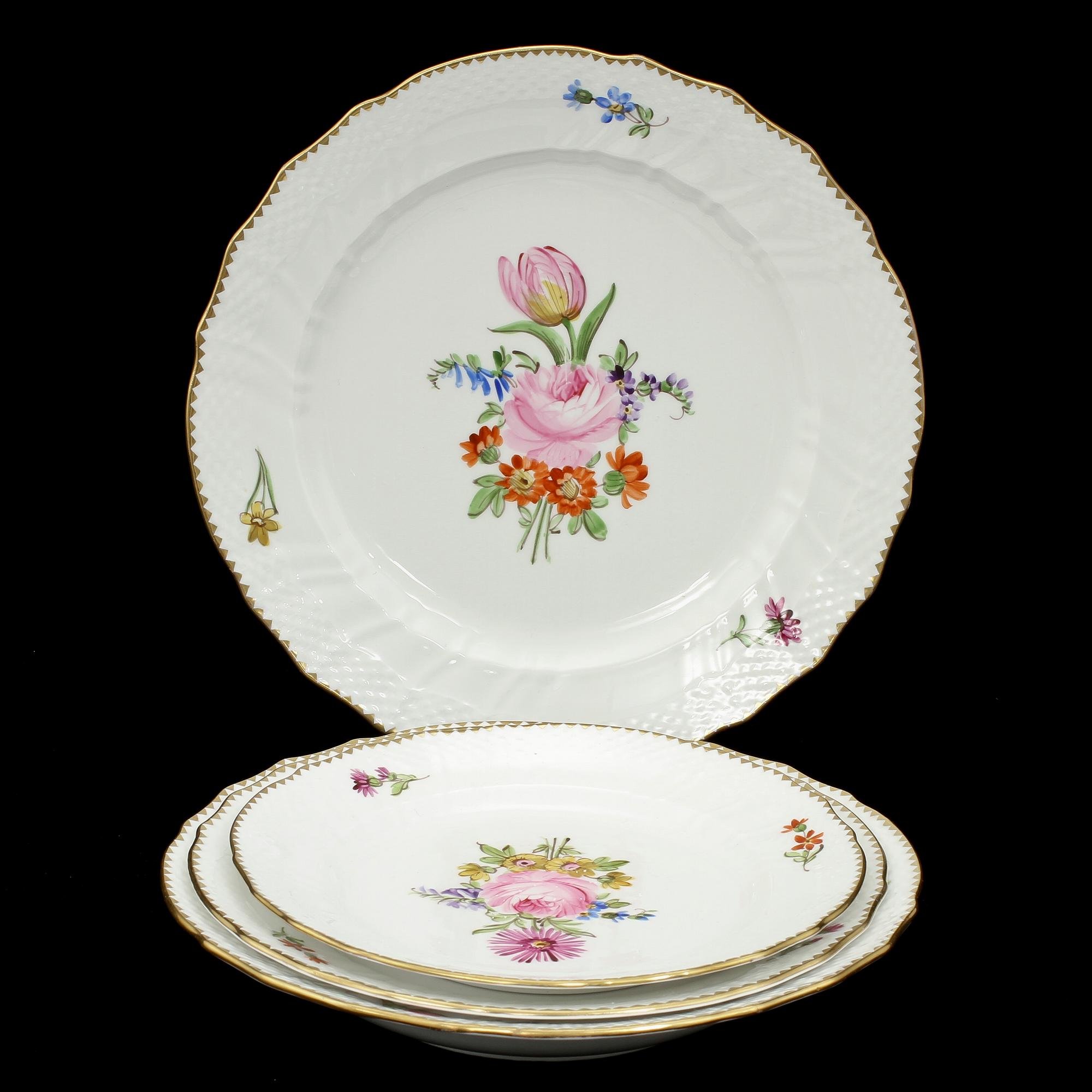 MAT- OCH KAFFESERVISDELAR, 124 st, porslin, Gustavsberg, 1900-talets första hälft.