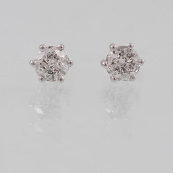 ÖRHÄNGEN, 18K vitguld med briljantslipade diamanter ca 0.90 ct. Vikt 1,7 gram.