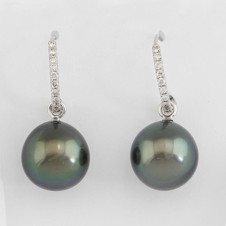 ÖRHÄNGEN, 1 par, 18K vitguld, 2 gråblå tahitipärlor, diamanter tot ca 0.15 ct.