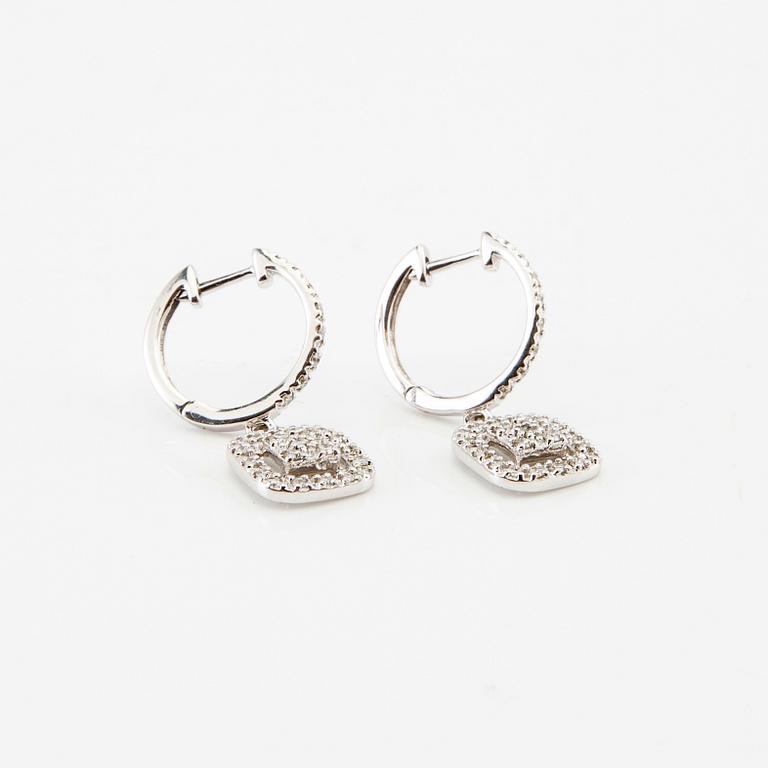 Earrings in 18K white gold with round brilliant-cut diamonds.