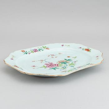 A famille rose decorated porcelain serving dish, Qing dynasty, Qianlong (1736-1795).