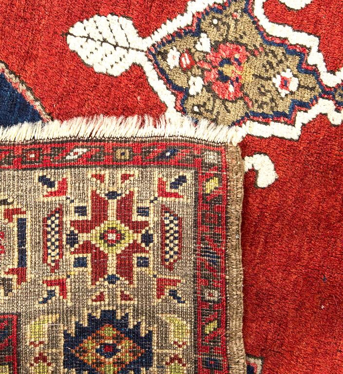 An antique Karapinar carpet ca 167 x 107 cm.