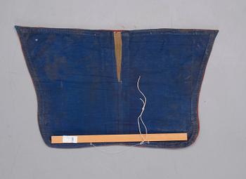 SADELTÄCKE, Tibet, 1900-talets första hälft. Ca 122x72 cm.