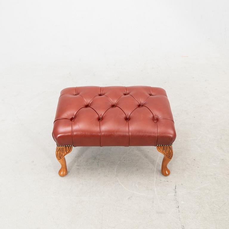 Fåtölj samt fotpall 1900-talets andra hälft.