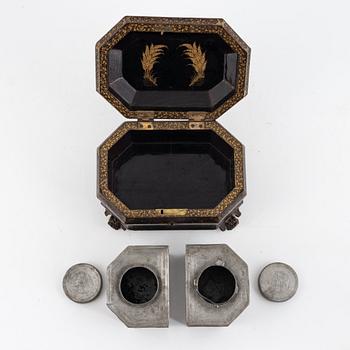 Teskrin, lackerat med insatser av tenn. Qingdynastin, 1800-tal.