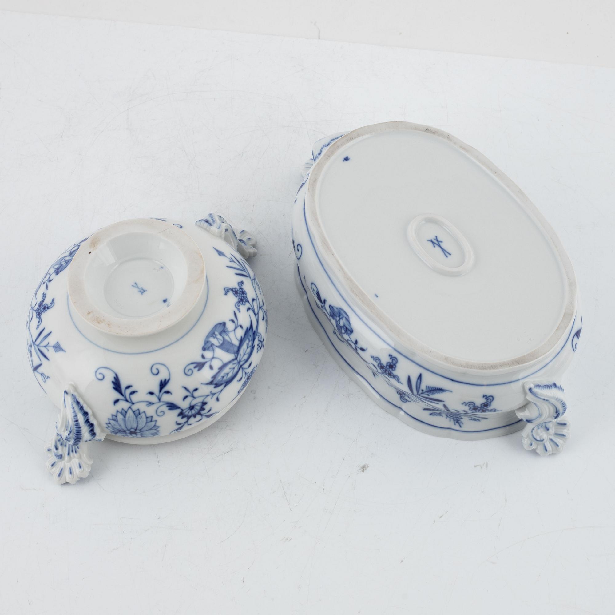 Three 'Zwiebelmuster' porcelain pieces, Meissen, first half of the 20th Century.