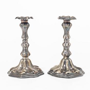 C.G. Hallberg, Ljusstakar, ett par, silver, rokokostil, Stockholm 1935-1936.