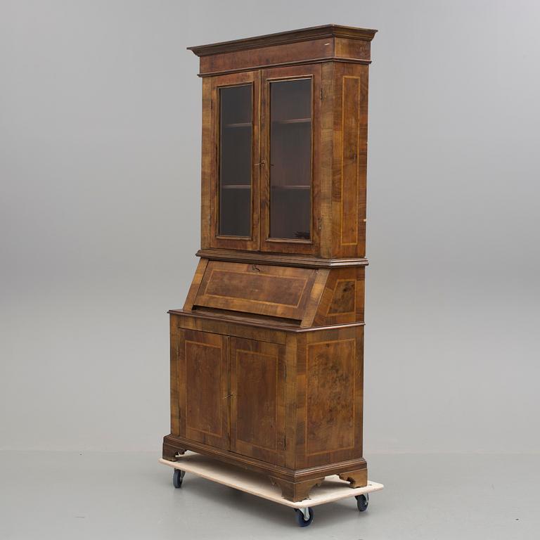 VITRINSKÅP, 1800-tal.