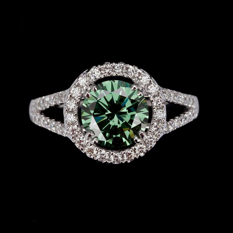 RING, vitguld 18K, briljantslipade små diamanter, tot. 0,53 ct, mittsten grön diamant 1,66 ct. Vikt 3,8 g.