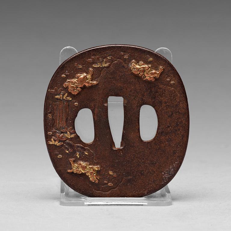 SVÄRDSFÄSTE, brons. Japan, Edo (1603-1868).