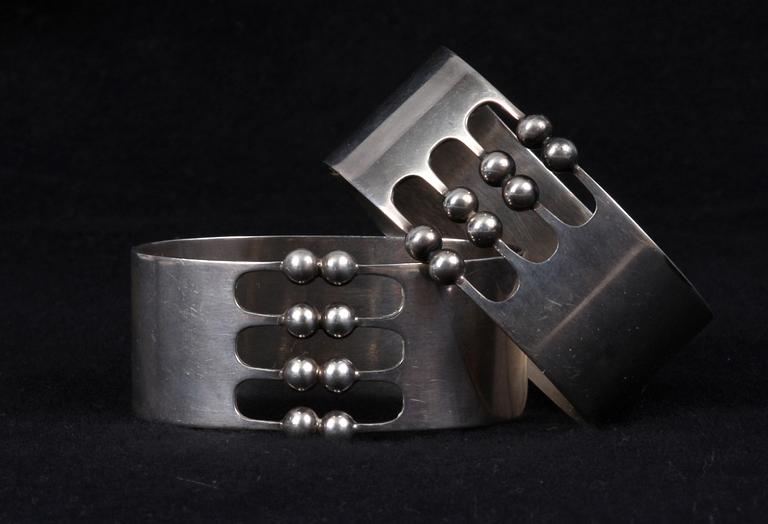 SERVETTRINGAR, 2 st, silver, Theresia Hvorslev. 1967. 48 g.