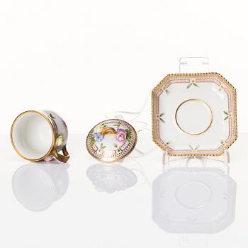 Cremekoppar med fat, fyra stycken, porslin. Royal Copenhagen, "Flora Danica", Danmark, 1900-tal.