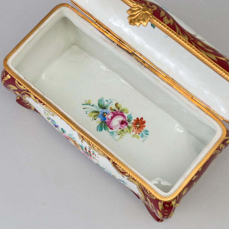 A LIMOGES PORCELAIN BOX, MID 20TH CENTURY.