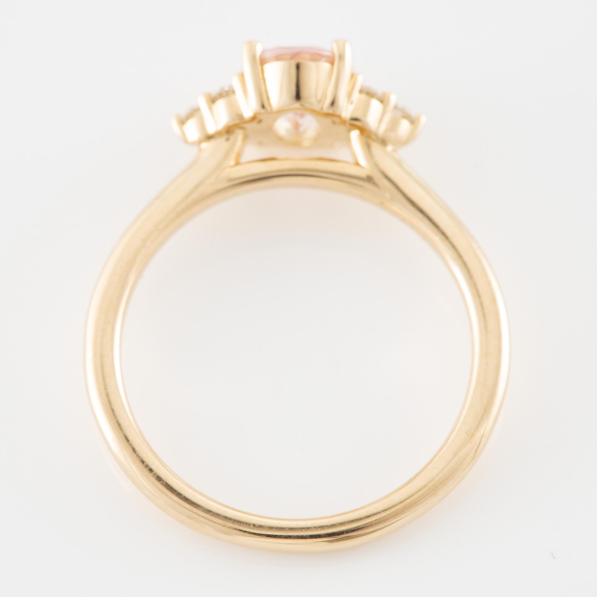 Ring in 14K gold with an oval-cut morganite and brilliant-cut diamonds.