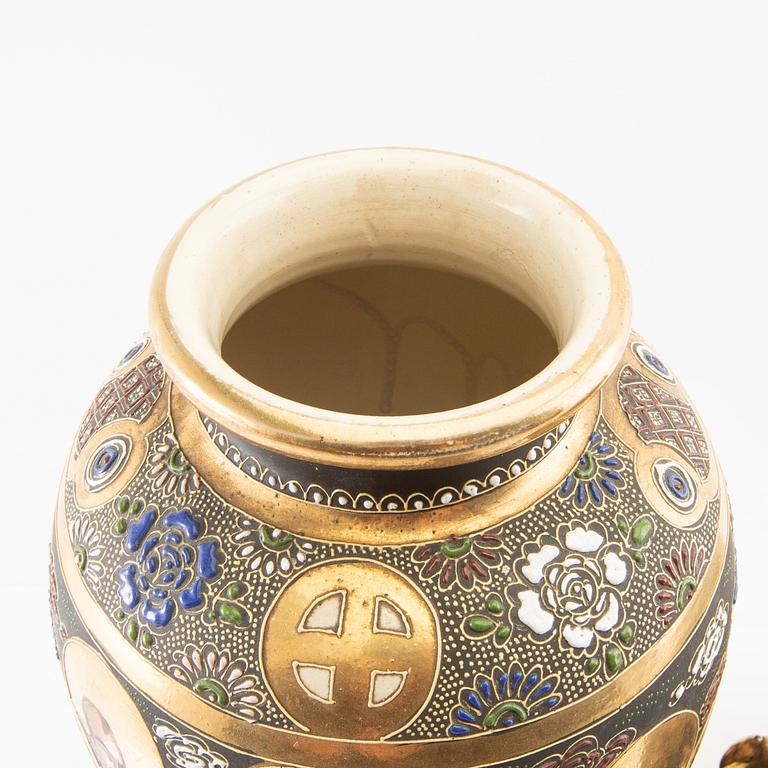 Vas samt urna med lock Satsuma Japan 1900-tal porslin.