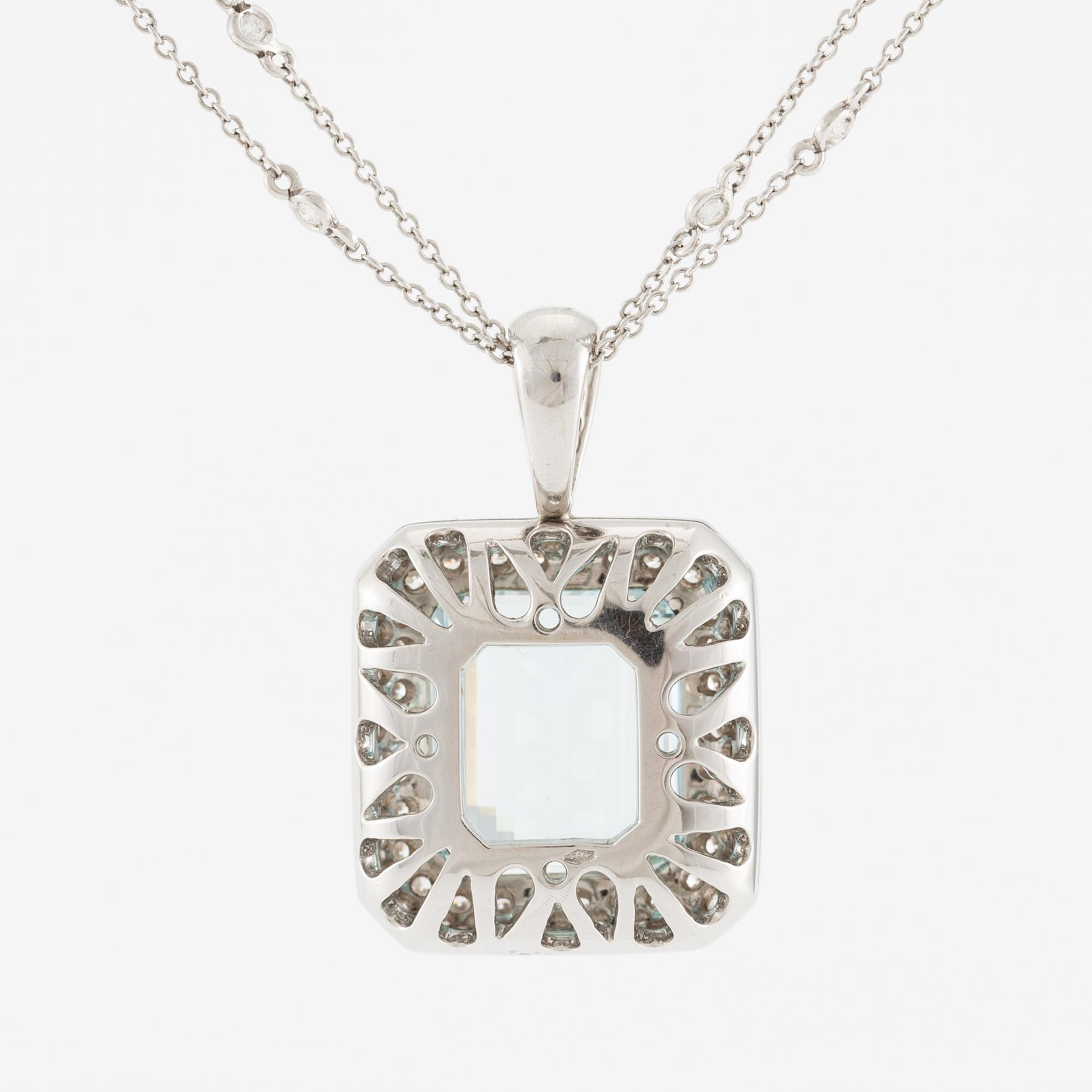 Hänge med kedja 18K vitguld med en trappslipad akvamarin och runda briljantslipade diamanter.