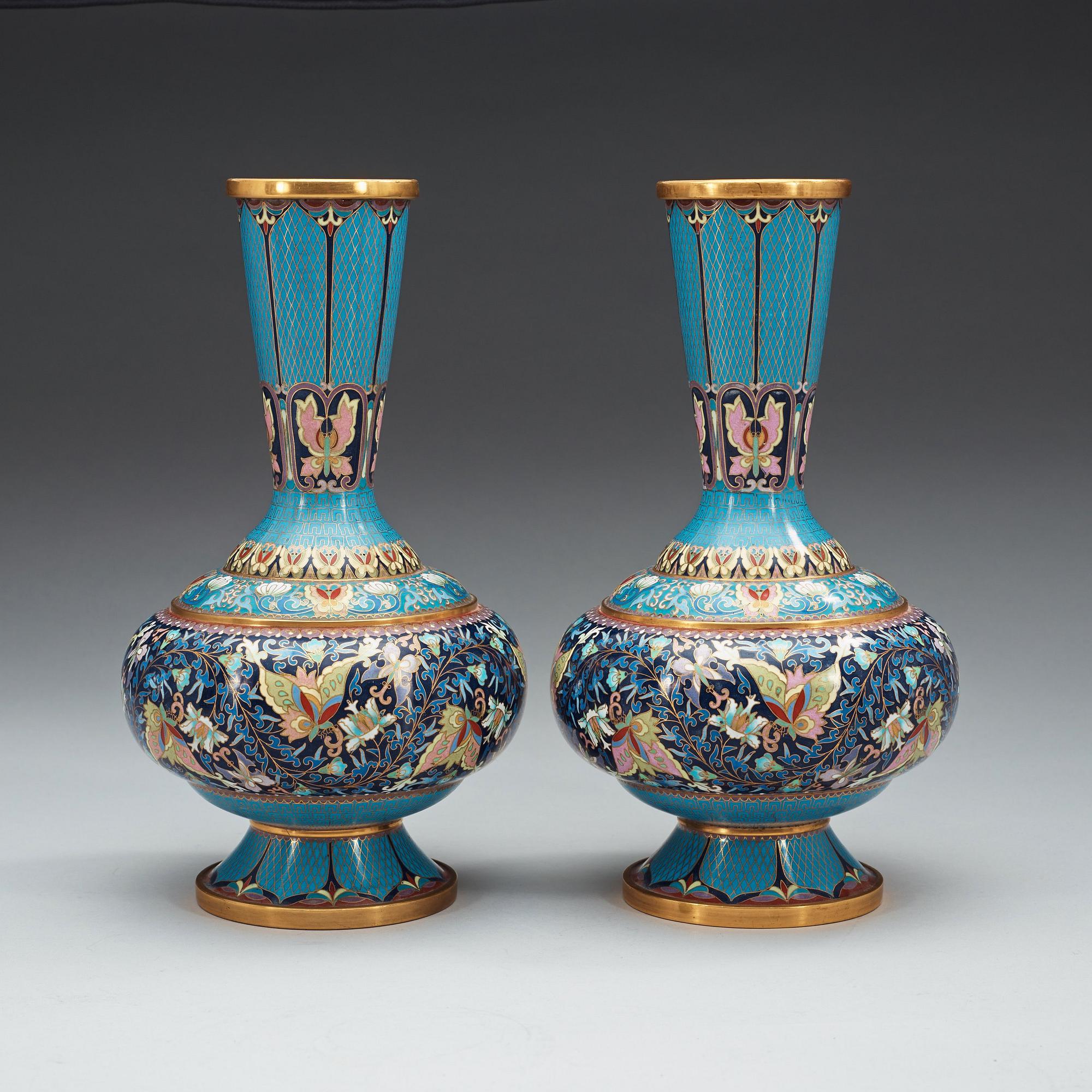 VASER, ett par, cloisonné. Kina, 1900-talets första hälft.