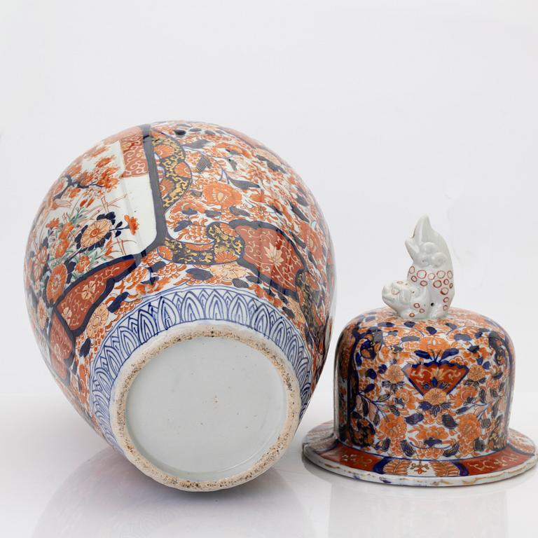 Lidded urn, Japan, 19th/20th century.