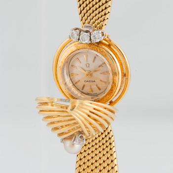 An Omega ladies watch in 18K gold set with round brilliant-cut diamonds with a total weight of ca 0.40 cts.