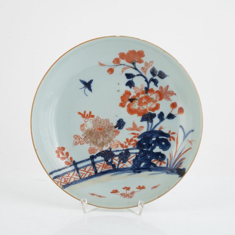 Two plates, two soup dishes and a serving dish, export porcelain, Qing Dynasty, Qianlong (1736-95).