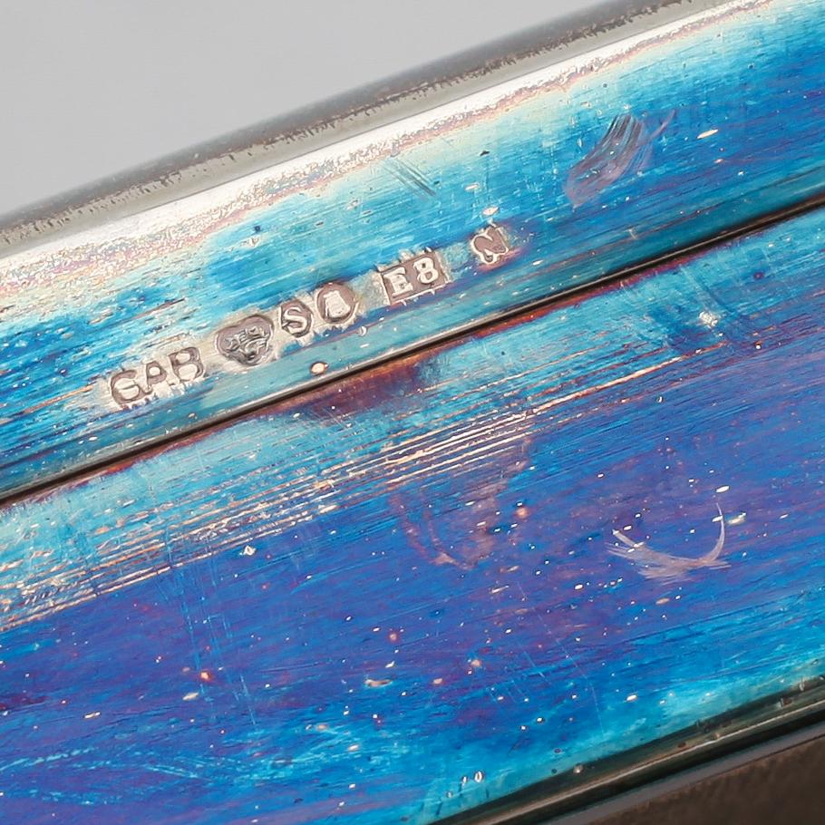 CIGARETTSKRIN SAMT ETUI, silver, GAB och Gustaf Möllenborg, 1931 samt 1918. Totalvikt med skrinets inredning ca 305 g.