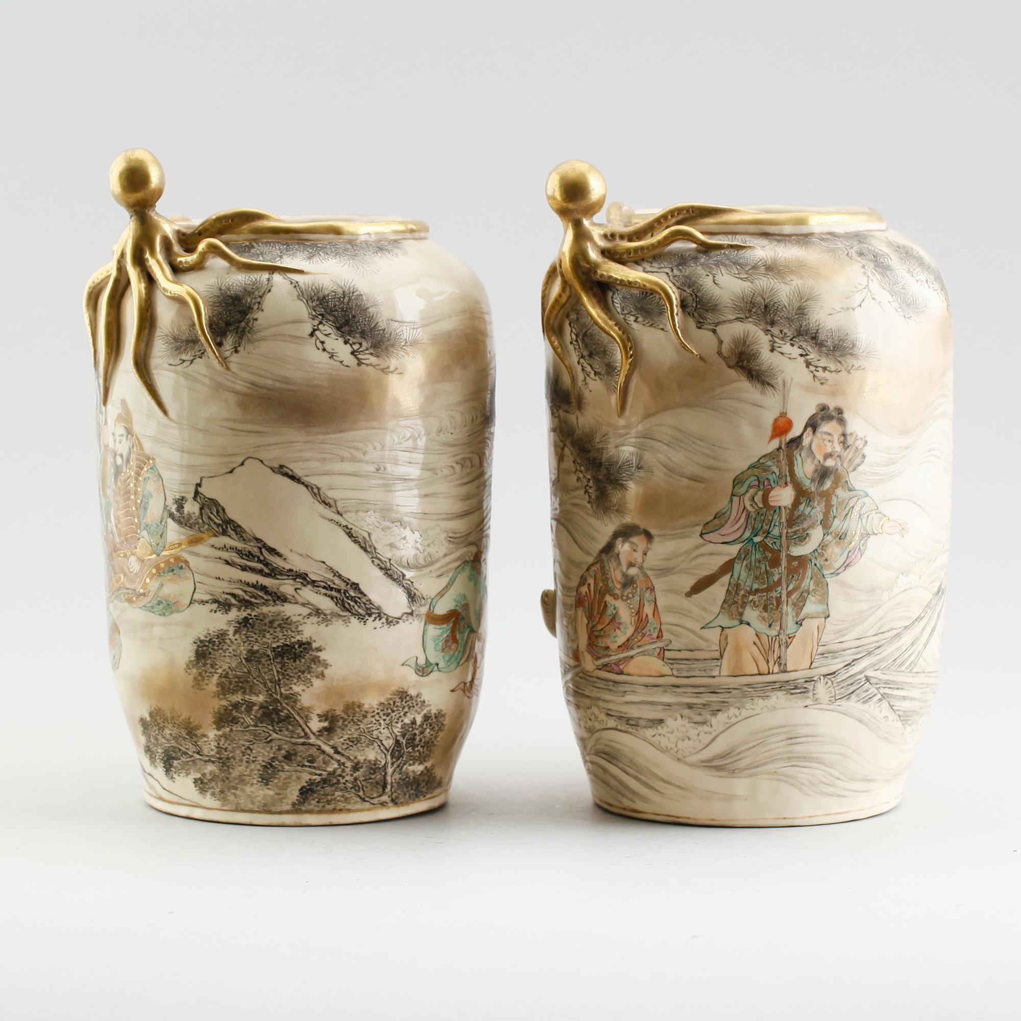 VASER, 1 par, porslin, Japan, Satsuma, 1900-talets första hälft.