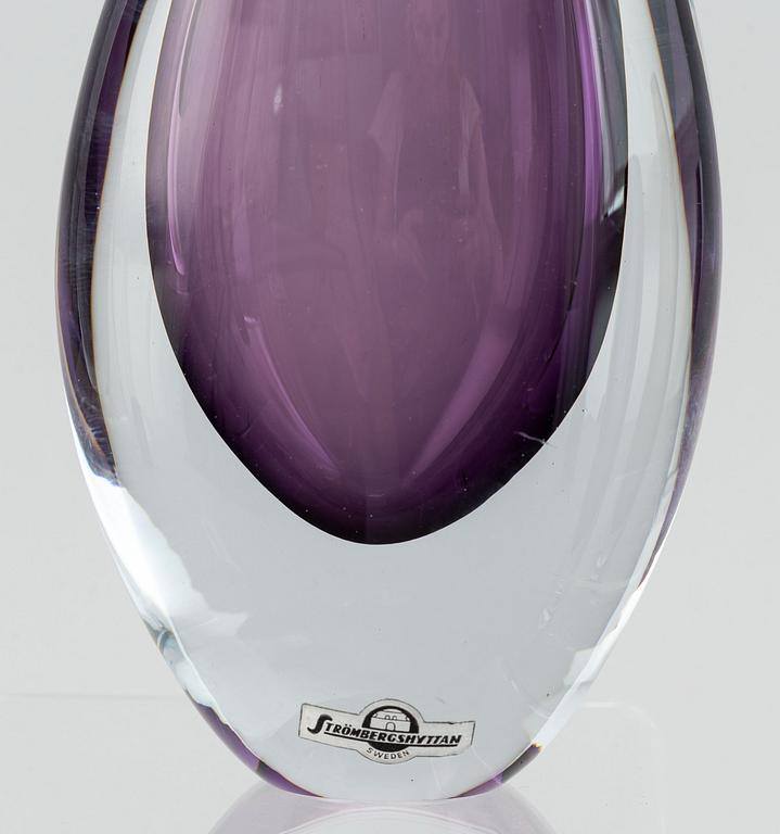 Gunnar Nylund & Asta Strömberg, a set of 9 vases for Strömbergshyttan.