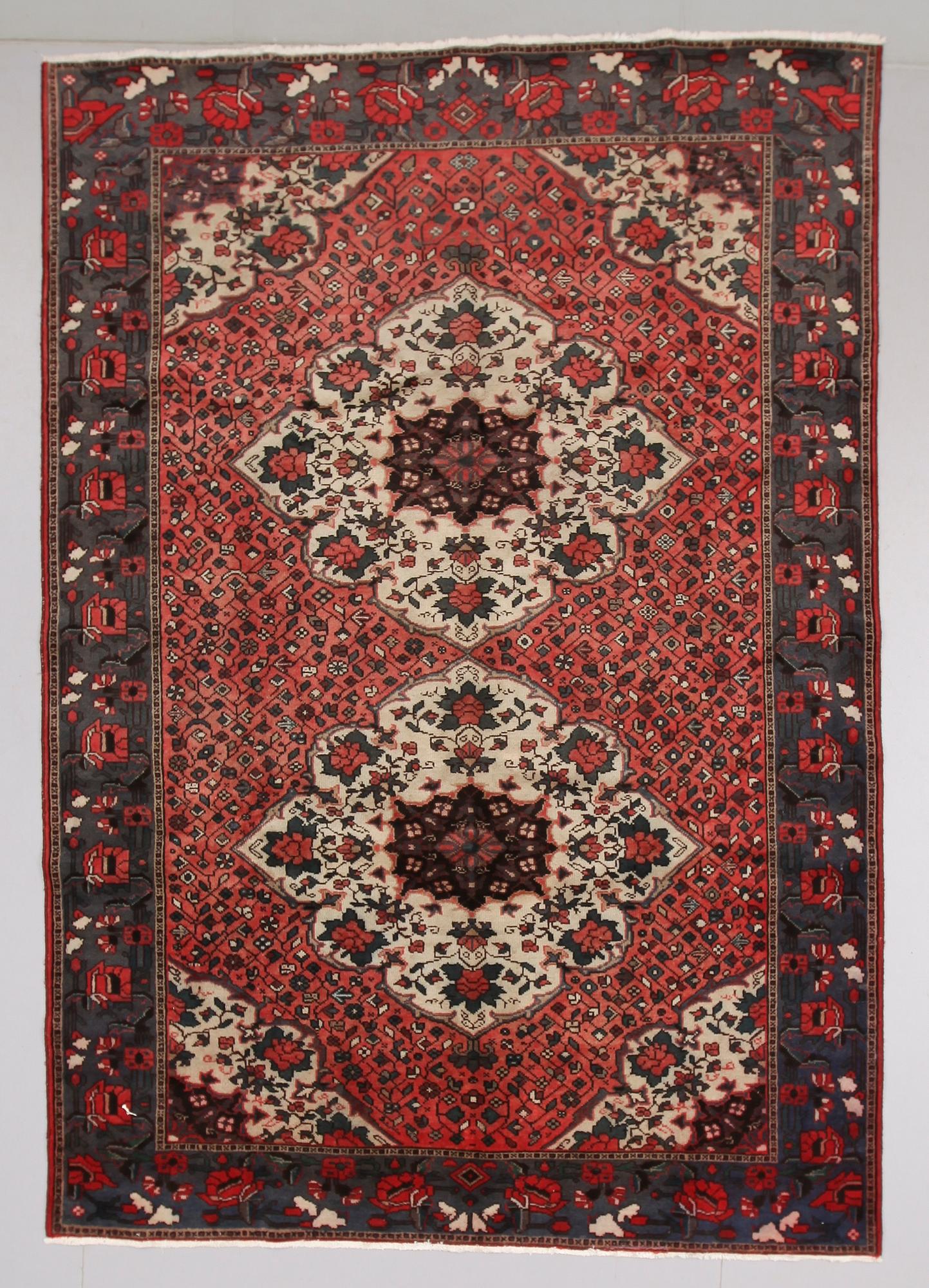 MATTA, persisk. Ca 303 x 207 cm.