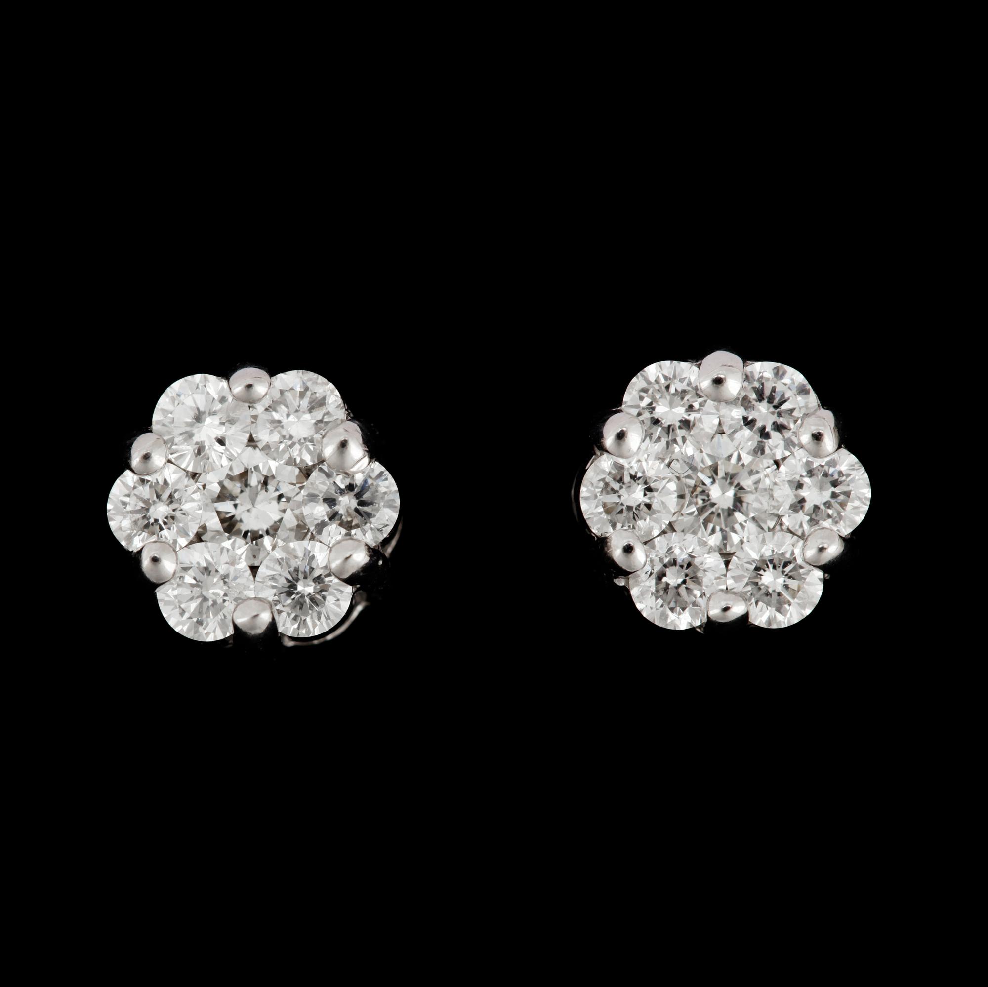 ÖRHÄNGEN, ett par, vitguld 18k, diamanter, totalt ca 0.64 ct. Vikt tot ca 1,5 gram.