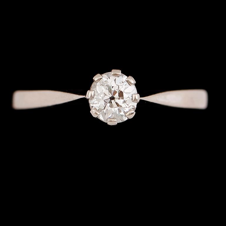 RING, 18 k vitguld, Stigbert, Stockholm 1975, briljantslipad diamant, ca 0.59 ct. Vikt 2,8 g.