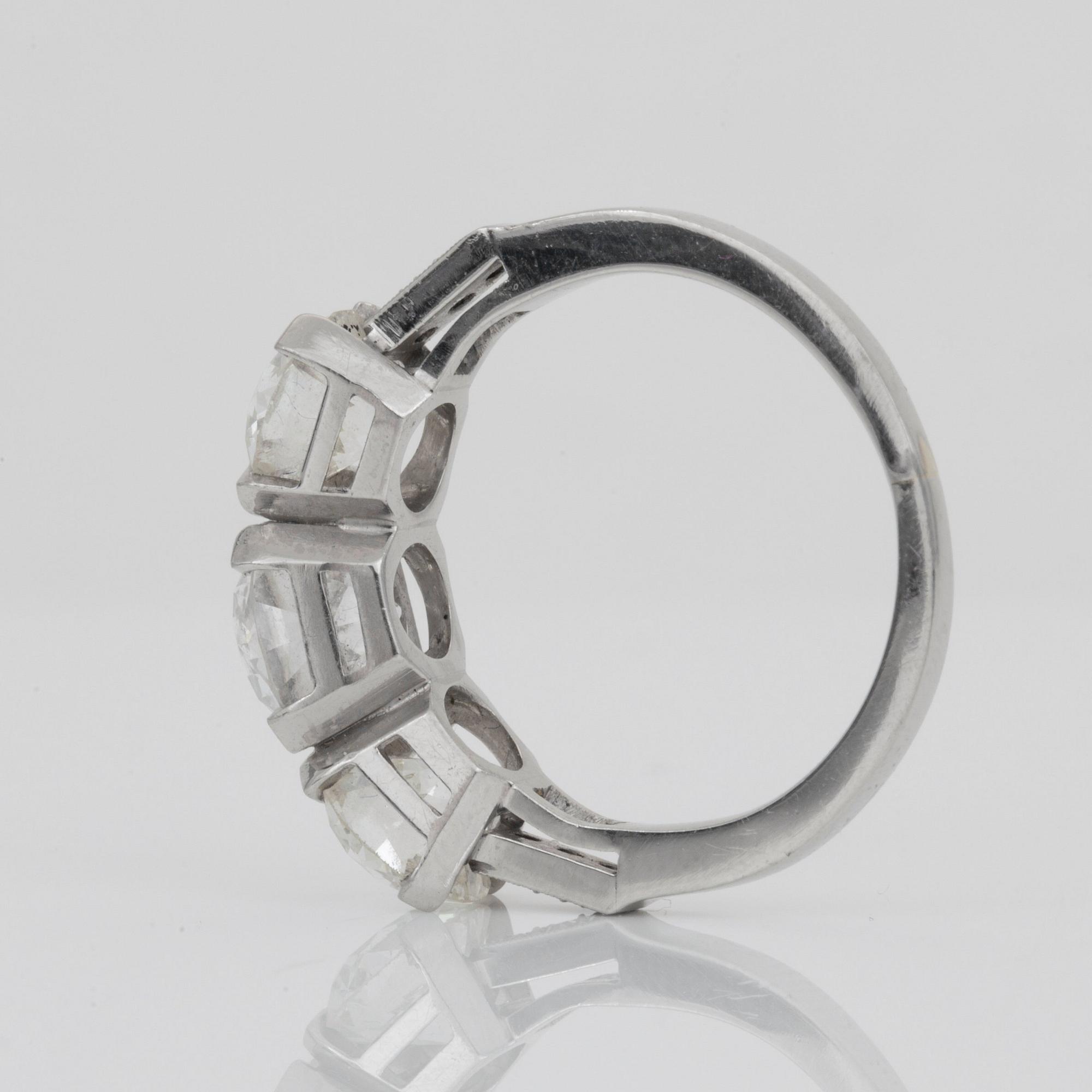 RING med tre gammalslipade diamanter totalt ca 3.90 ct. Kvalitet cirka H-I/SI.