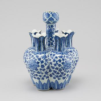 A 19th century Chinese porcelain tulip vase.