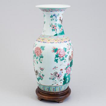 A large Chinese famille rose porcelain vase, Qing dynasty, second half of the 19th century.