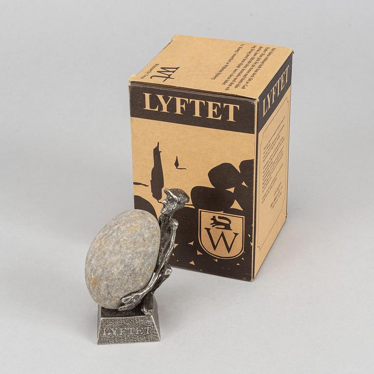 HENRY GUSTAFSSON, skulptur, "Lyftet", tenn och sten, Vimmerby, signerad, 1998.