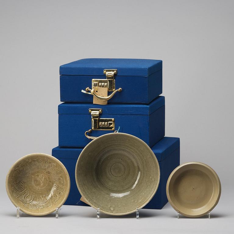 SKÅLAR, två stycken, samt FAT, keramik. Sydostasien,