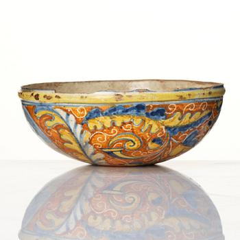 An Italian maiolica bowl, 17th century.