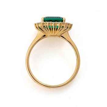 Ring 18K gold with synthetic emerald and brilliant-cut diamonds.