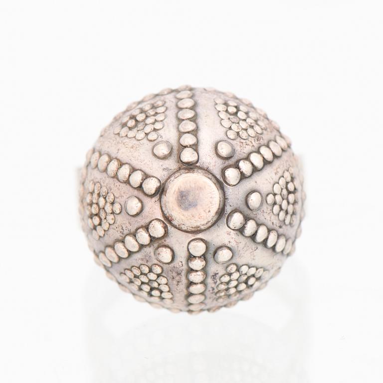 KAULAKORU, RANNEKORUJA, 2 kpl, ja SORMUS, "Halikon Kääty", hopeaa. Kalevala Koru 1972-83.