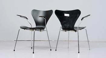 KARMSTOLAR, ett par, "Sjuan", Arne Jacobsen, Fritz Hansen, 1980.