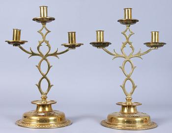 KANDELABRAR, ett par, mässing, s k Blekingestakar, 1900-talets början.