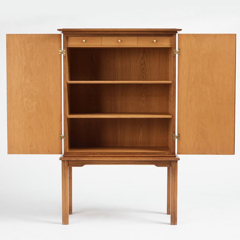 Oscar Nilsson, attributed to, a Swedish Modern oak cabinet, likely executed by Åfors Möbelfabrik, 1940s.