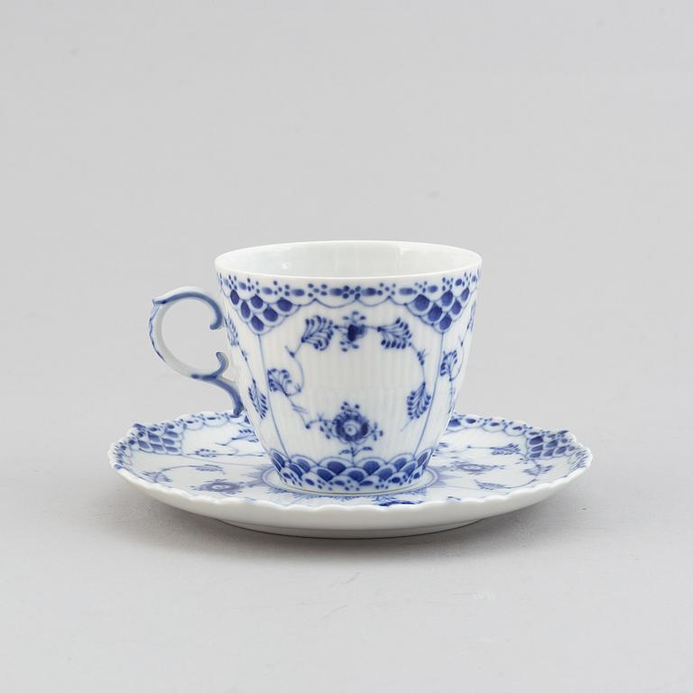 Royal Copenhagen, a porcelaine part coffee service, 'Musselmalet'. (21 pieces).