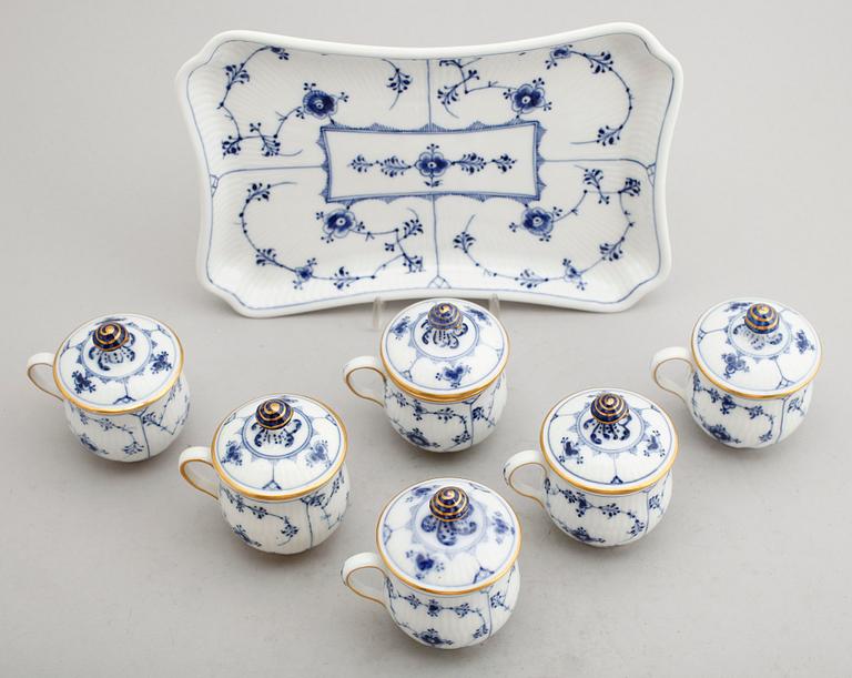 CREMEKOPPAR MED LOCK, 6 st samt BRICKA, porslin, Royal Copenhagen.