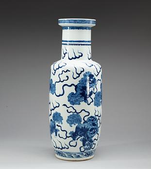 A large blue and white roleauvase, Qing dynasty, 19th Century.