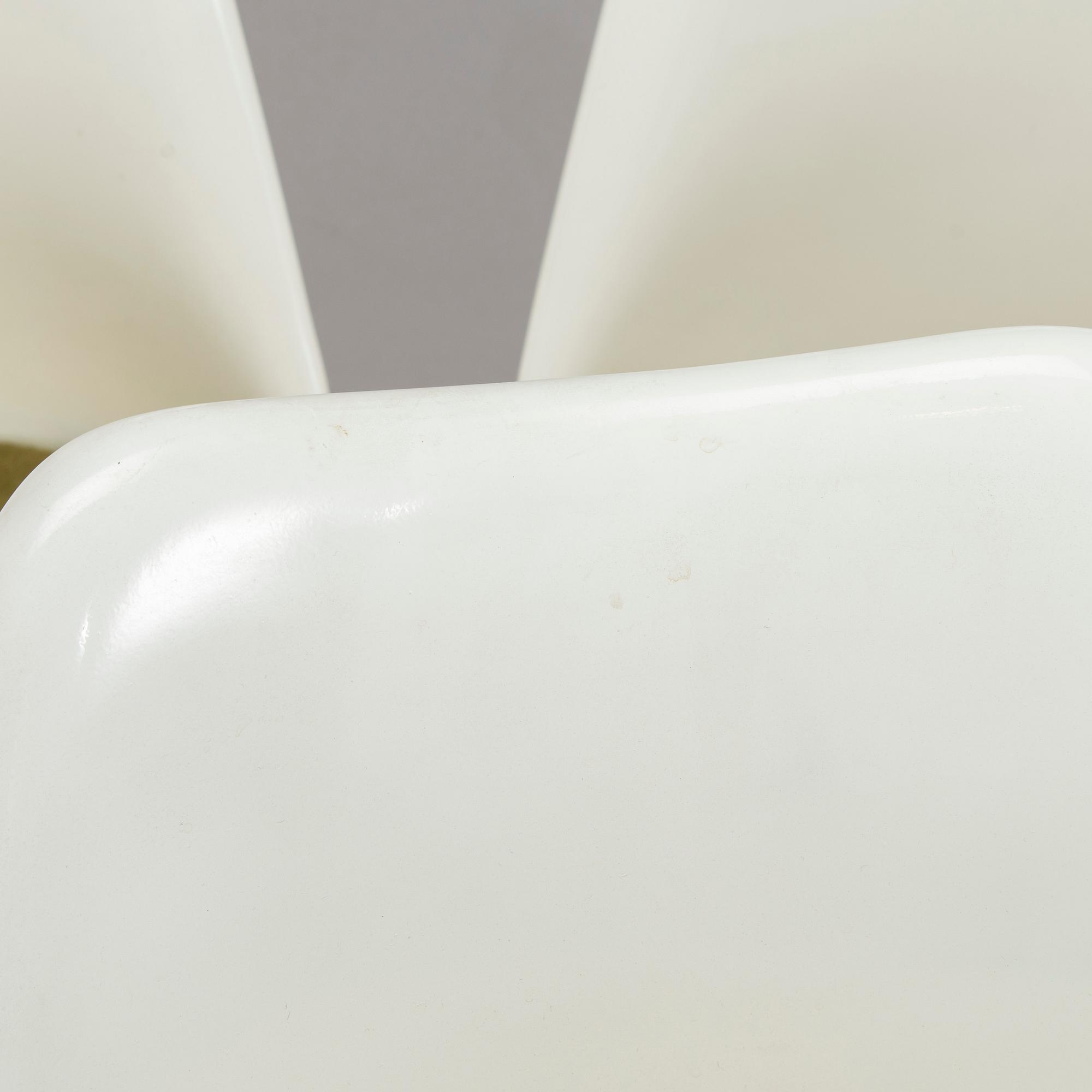 Eero Saarinen, A set of five 1960's chairs "Tulip" for Artek, manufactured under licens by Billnäs factory. Finland.