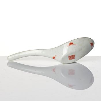 A Chinese porcelain dish and a spoon, late Qing dynasty / around 1900.