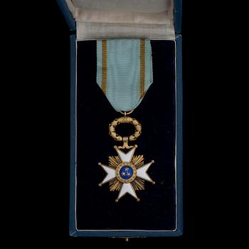 KUNNIAMERKKI, Kolmen Tähden ritarikunta, ritarimerkki, kullattua hopeaa. Latvia 1924-30-luku.