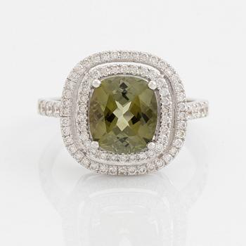 Cocktailring med grön turmalin och briljantslipade diamanter.